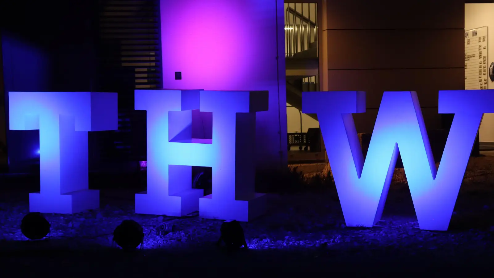 Die THW Buchstaben leuchten zu später Stunde den Weg. (Bild: Marina Grasser)