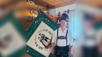 Vorstand Wolfgang Gmeiner vor der Vereinsfahne. (Bild: Lisa Gmeiner)