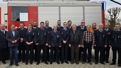 Die Verantwortlichen der Feuerwehr mit Ehrengästen und Geehrten: Feuerwehrvereinsvorsitzender Winfried Prokisch (von links), Bürgermeister Franz Tauber, Lukas Völkl, Katja Kopp, Christoph Hofmann, Sebastian Wiche, Franz-Julian Pscherer, Hartmut Pscherer, Nico Daubner, Simon Glaser, Markus Lehnert, Hermann Prechtl, Sigfried Hofmann, Ottmar Wiche, Peter Pscherer, Walter Ehlich, Kreisbrandmeister Johannes Geisler und Kommandant Raphael Pscherer. (Bild: Feuerwehr Unterlind/exb)