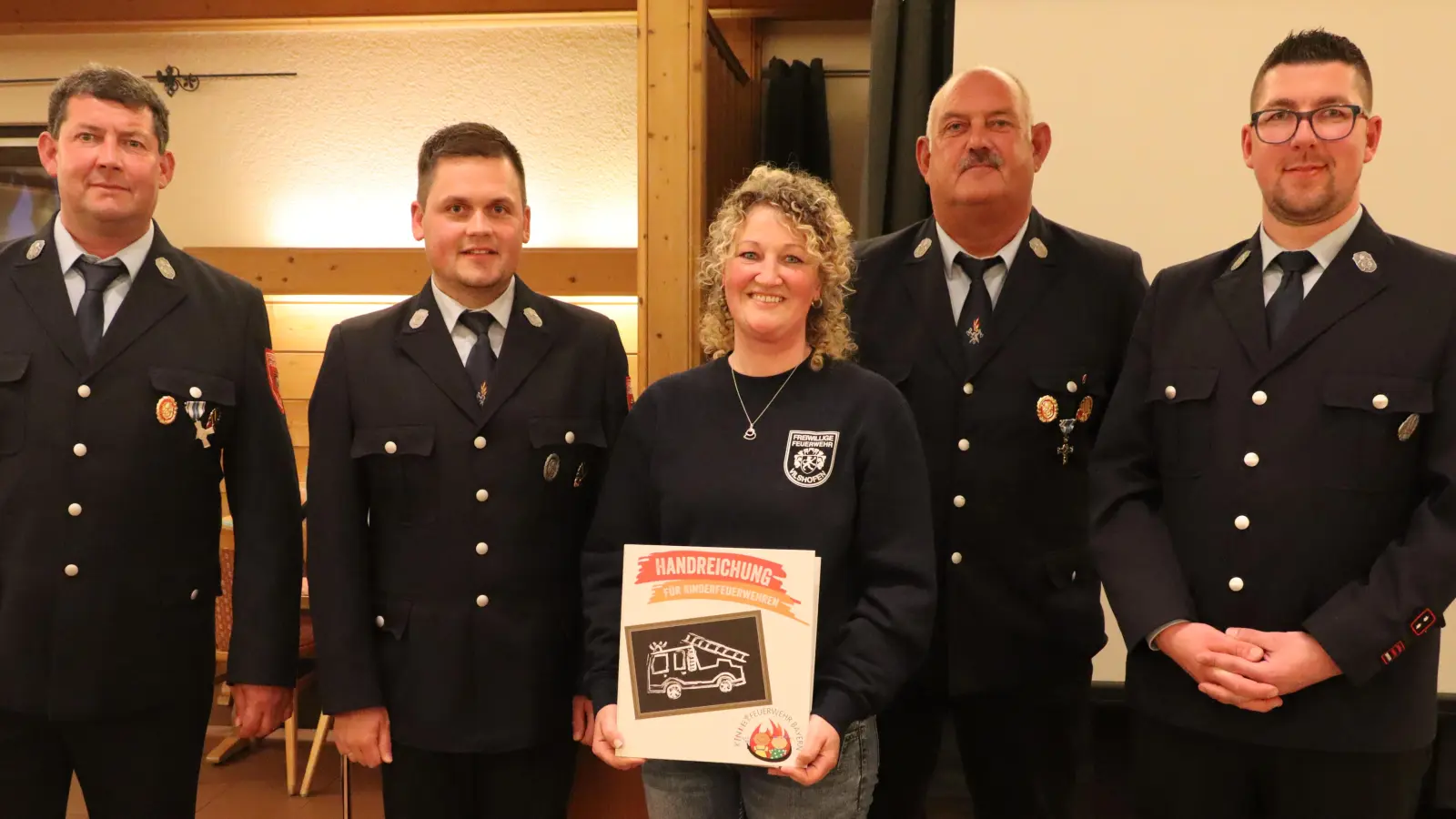 Zweiter Kommandant Josef Piller (v.l.), Erster Kommandant Thomas Appel, Kinderfeuerwehrleiterin Kathrin Frankerl, Stv. Vereinsvorsitzender Anton Meier und Vereinsvorsitzender Christoph Hirzinger (Bild: Michael Rabenhofer)