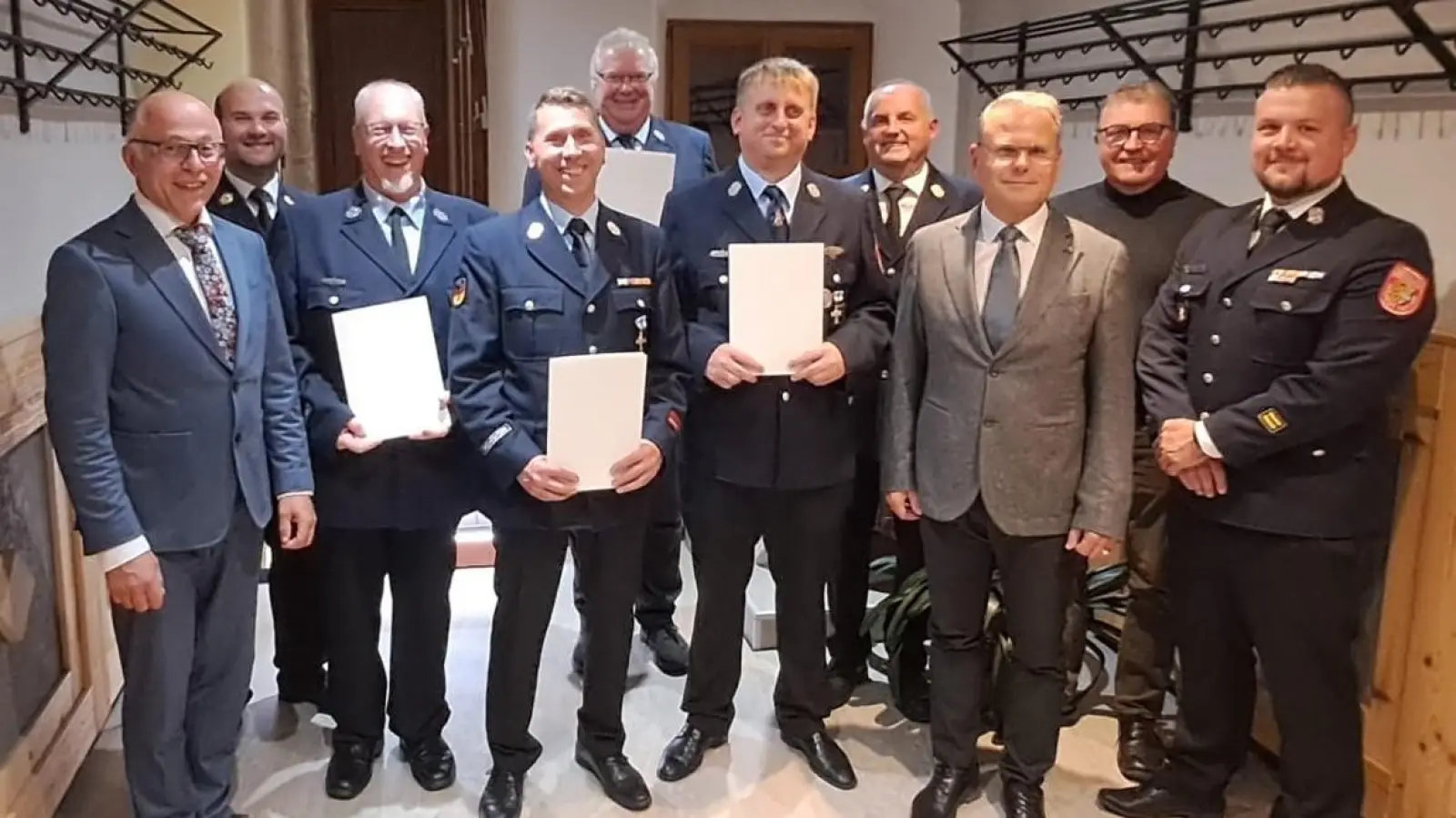 v.l. Stv. Landrat Albert Nickl, KBR Marco Saller, Dietmar Friedrich, Robert Mark, Markus Weiß, Armin Stangl, KBI Martin List, BGM Karlheinz Budnik, Heinz Uhl, KBM Dominik Lang (Bild: Karlheinz Budnik)