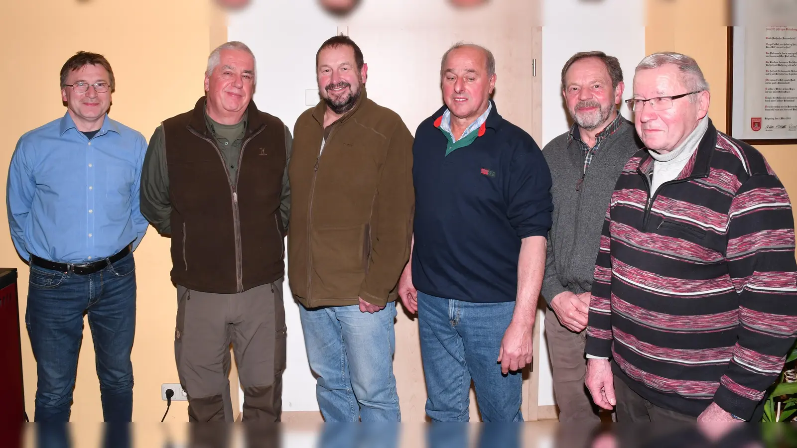 Jagdgenossenschaft Aschach-Immenstetten vergibt ihre Jagdbögen neu. (von links) stv. Jagdvorsteher Christian Schwab, beide Jagdpächter Peter Wiesneth und Thomas Spieß, Jagdvorsteher Christian Schwab, Kassier Norbert Riß, Schriftführer Alfred Schorner.  (Bild: Alfred Schorner)