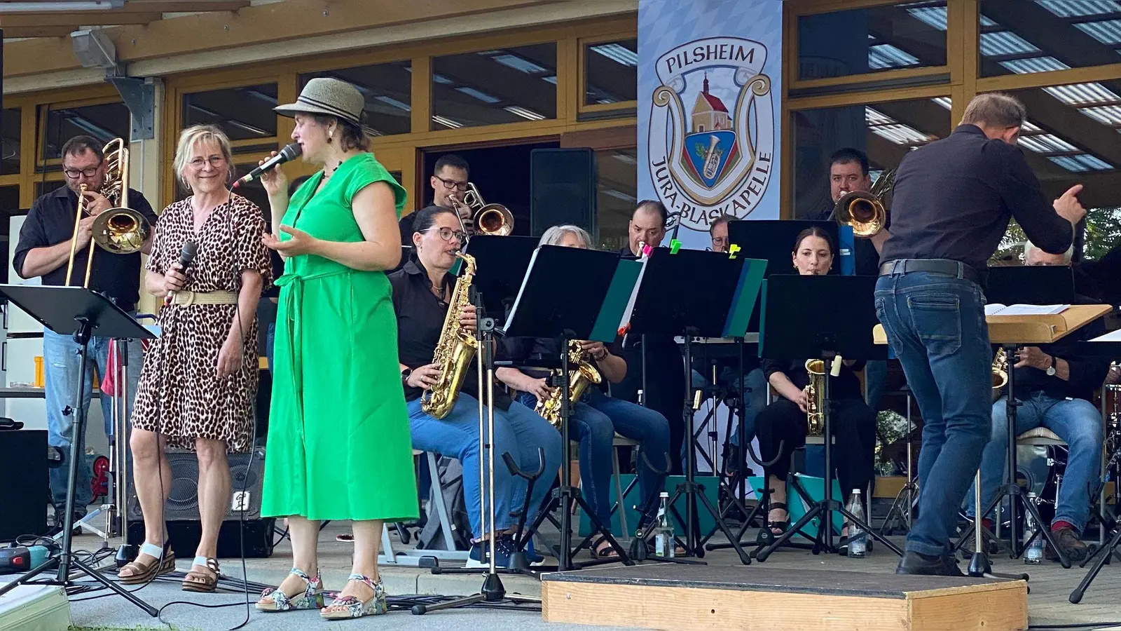 Die Big-Band der Jurablaskapelle hatte weite Teile der musikalischen Unterhaltung beim Sommerfest übernommen. Dirigiert hat Aloys Gsenger, Gesangssolisten waren Heidi Gügel-Wagner (li) und Monika Eichhammer (2.v.li)  (Bild: bö)