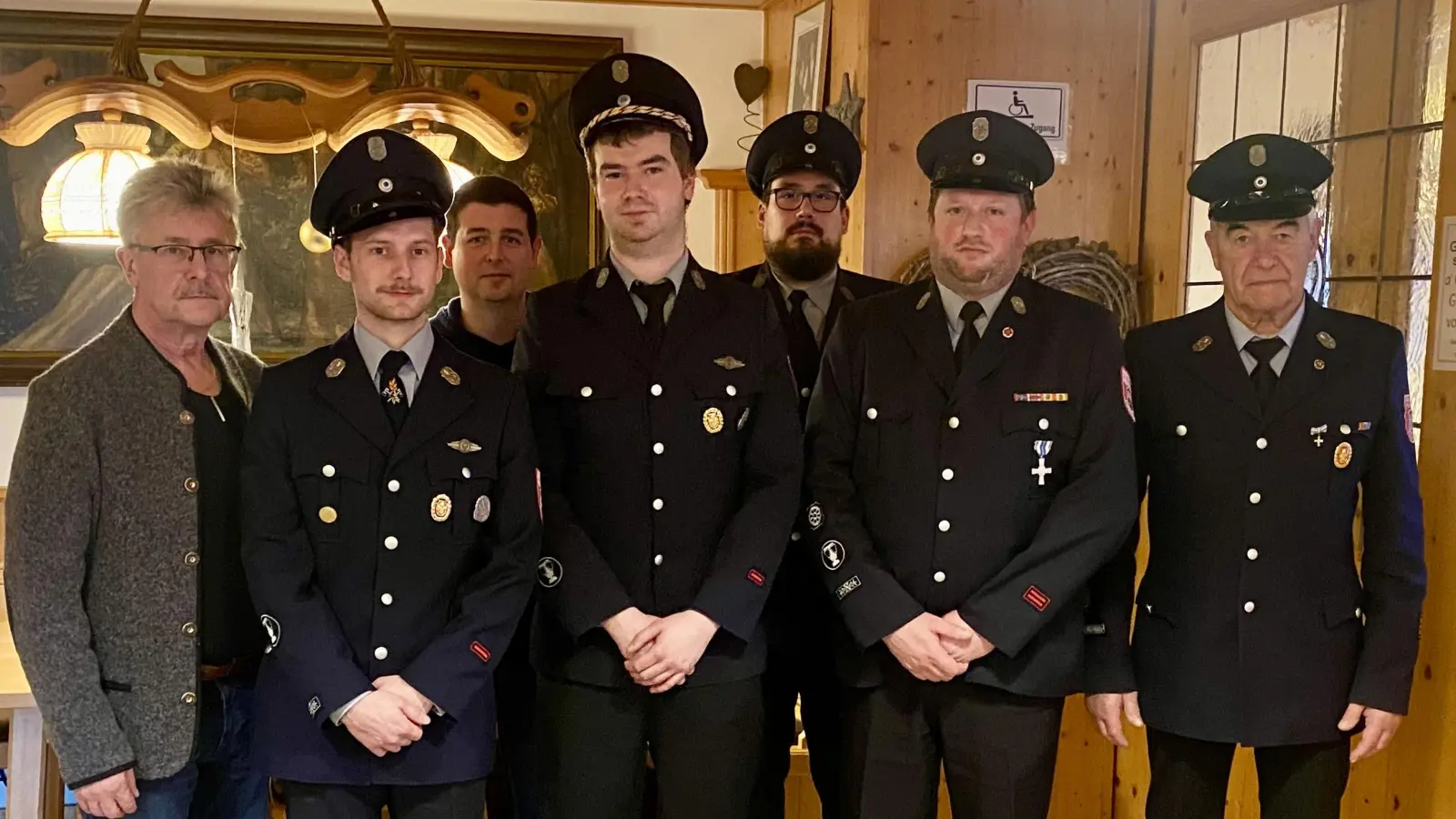 Im Bild die neue Vorstandschaft mit 1. Bgm, v.L. 1.Bgm. Wolfgang Braun, Felix Schenzilorz, Stefan Wenzel, 1. Vorsitzender Christian Höfer, 2. Vorsitzender Thomas Ernstberger, Kassier Jürgen Koller und Werner Schaumberger (Bild: Jürgen Koller)