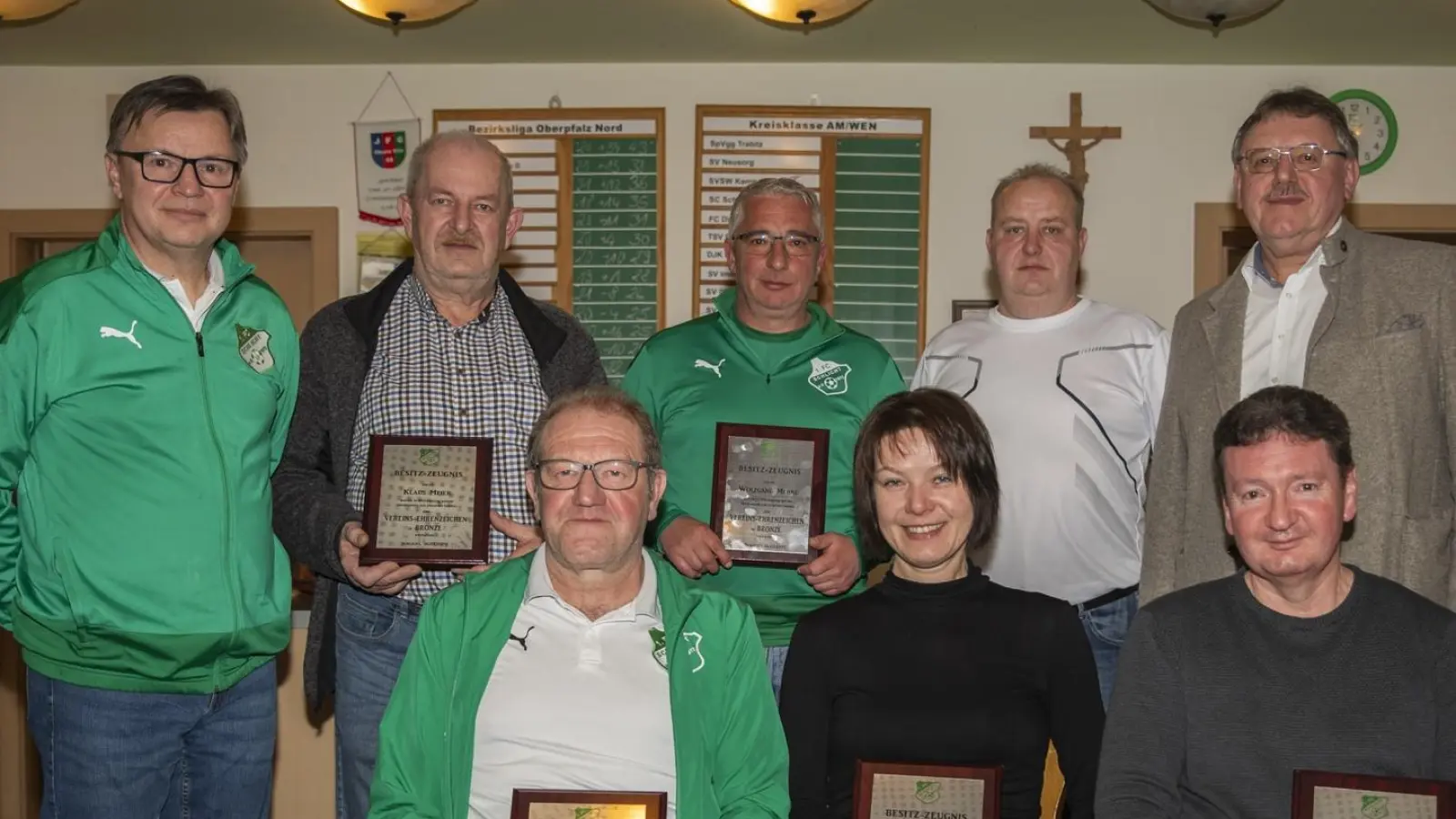 Die für ihren ehrenamtlichen Einsatz geehrten Mitglieder des 1. FC Schlicht. Stehend von links 1. Vorstand Stefan Weiß, Klaus Meier, Wolfgang Merkl, 2. Vorstand Stefan Bönisch und Bgm. Hans – Martin Schertl, sitzend Edwin Münster, Andrea Weiß und Martin Hefner. (Bild: Christian Trummer)