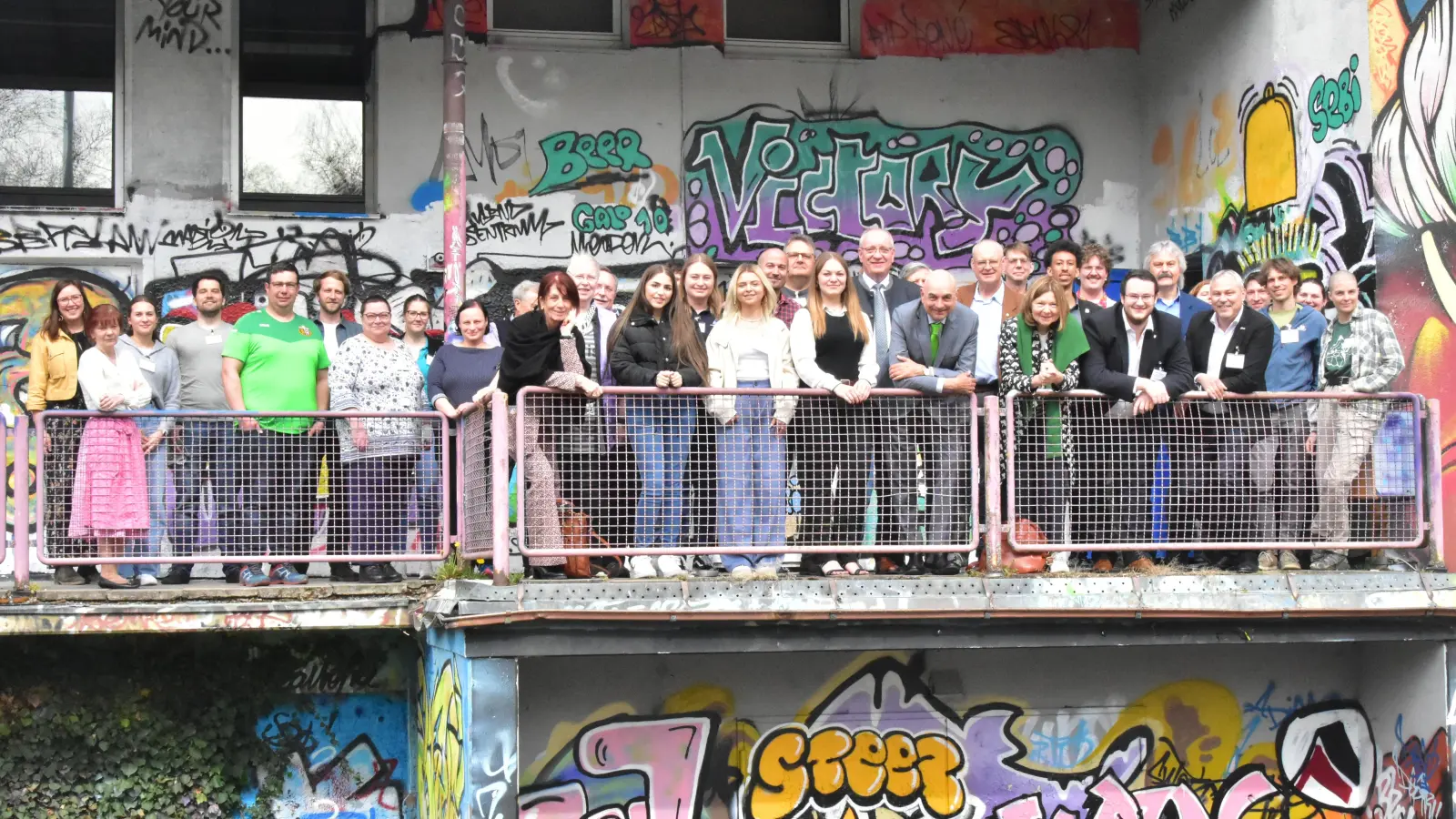 Delegierte und Gäste der Vollversammlung des BezJR Opf. vor dem JUZ Weiden.<br> (Bild: Günter Staudinger)