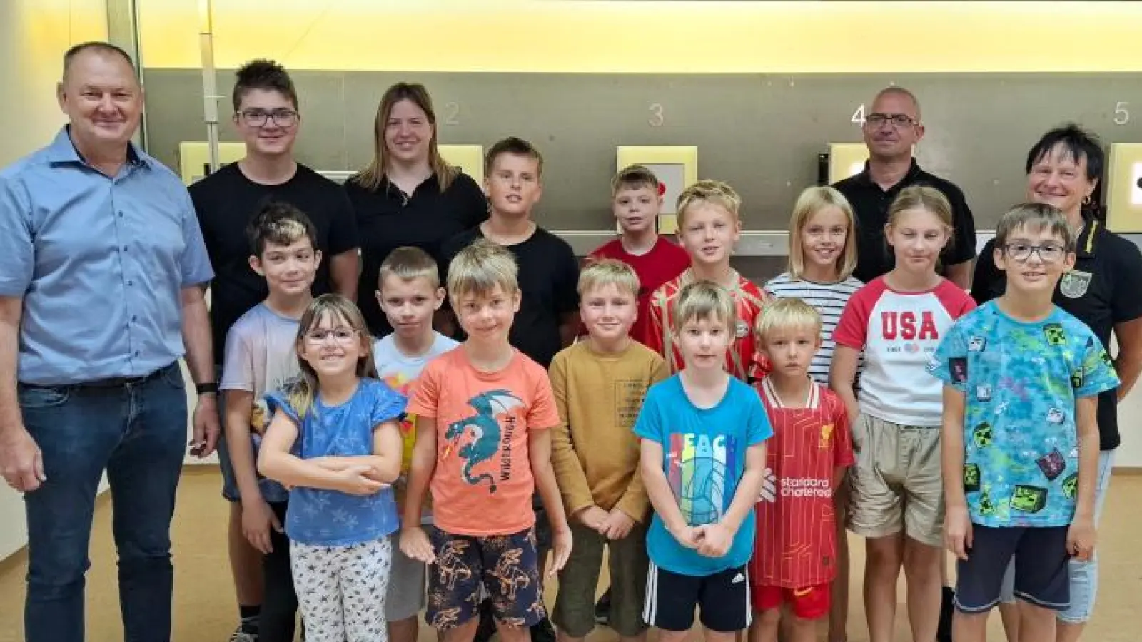 Die Teilnehmer des Schnupperschießens mit Bürgermeister Erich Meidinger (links) und Vertretern des Vereins (Bild: Erwin Götz)