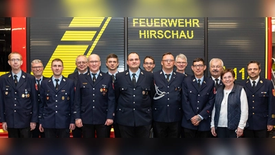 Die neue Vorstandschaft der Freiwilligen Feuerwehr Hirschau mit Ehrengästen, von links: Patrick Künzel, Michael Heinz, Marco Schuminetz, Michael Dobler, 2. Vorstand Thomas Maier, Patrick Groher, 1. Vorstand Nico Schuminetz, Jugendwart Felix Hiemer, Markus Tomala, Robert Scheuerer, Mario Gärtner, Ehrenkreisbrandrat Fredi Weiß, 2. Bürgermeisterin Bärbel Birner und KBI Michael Iberer. (Bild: Werner Schulz)