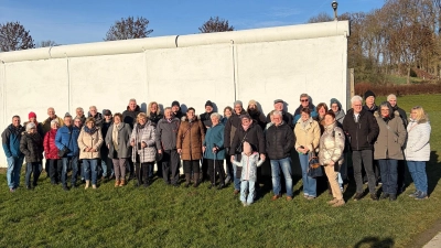 Die SPD-Besuchergruppe vor einem Teil der noch im original erhaltenen Mauer in Mödlareuth. (Bild: Pednoy Schuller)