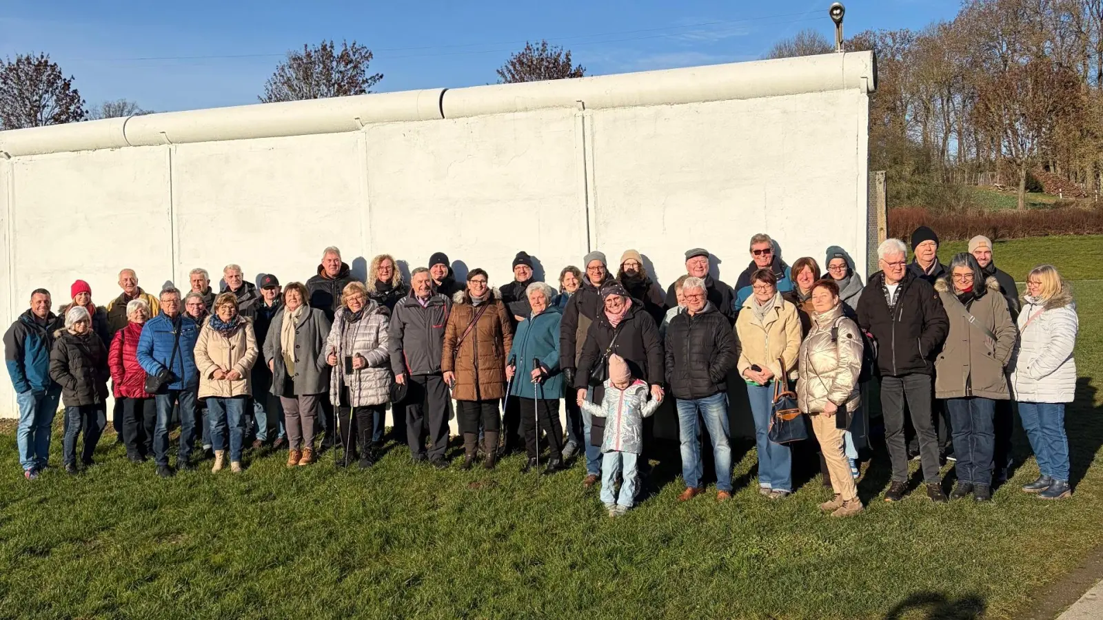Die SPD-Besuchergruppe vor einem Teil der noch im original erhaltenen Mauer in Mödlareuth. (Bild: Pednoy Schuller)