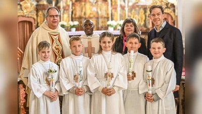 Fünf Kinder empfangen Sakrament. (Bild: Nina Scheitinger)