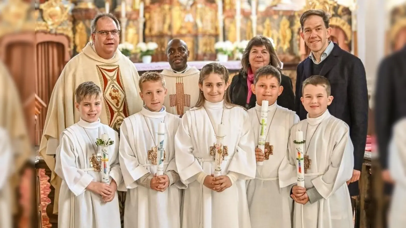 Fünf Kinder empfangen Sakrament. (Bild: Nina Scheitinger)