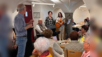Seniorenbeauftragter Konrad Härtl, Franz Danhauser, Inge Härtl und Monika Kunz (stehend von links). (Bild: Melanie Wenisch)