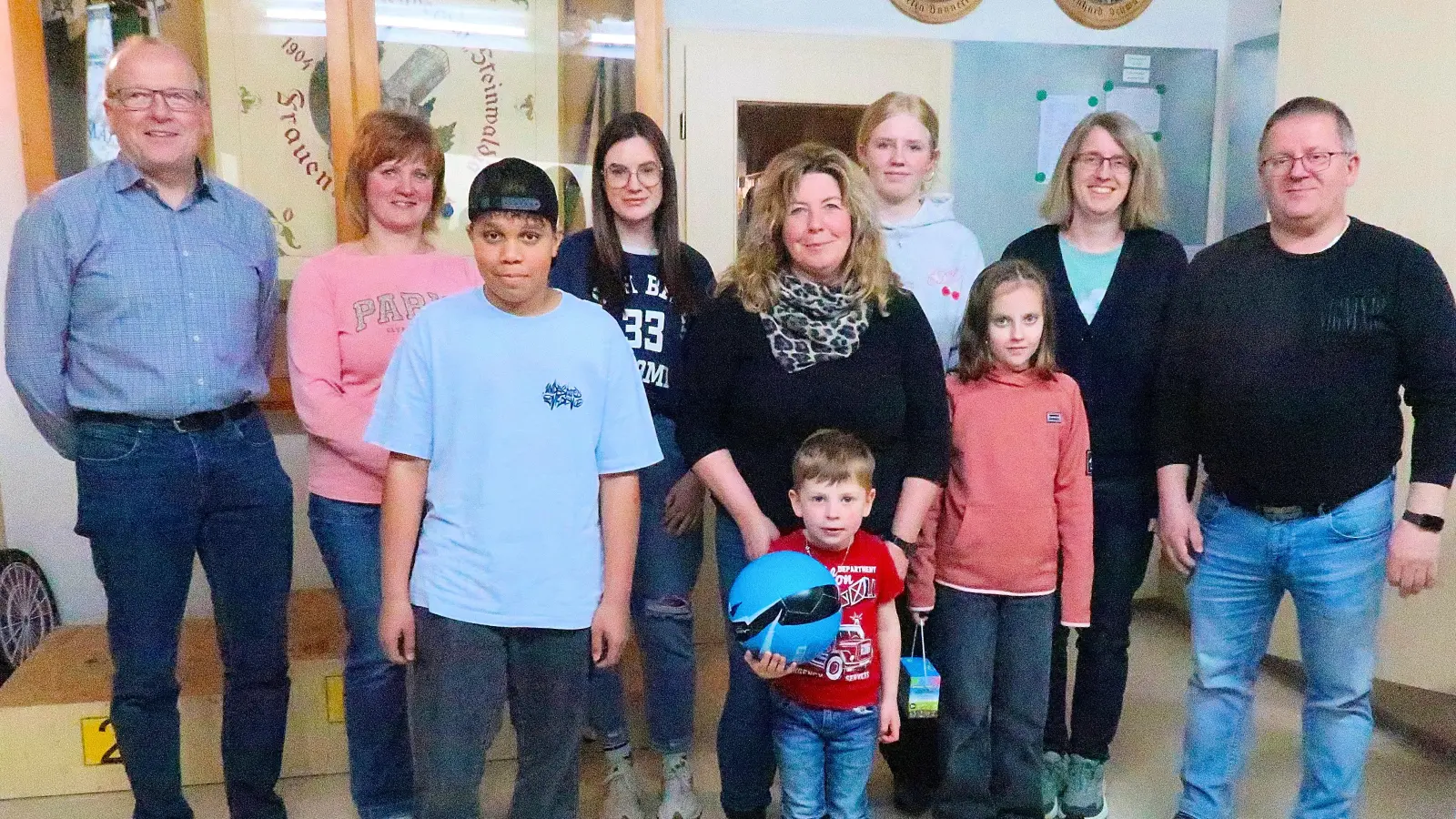 Die zehn Erstplazierten des Osterschießens 2026. Hubert Wildenauer (links) sicherte sich dabei den Hauptpreis. (Bild: Bernhard Schultes)