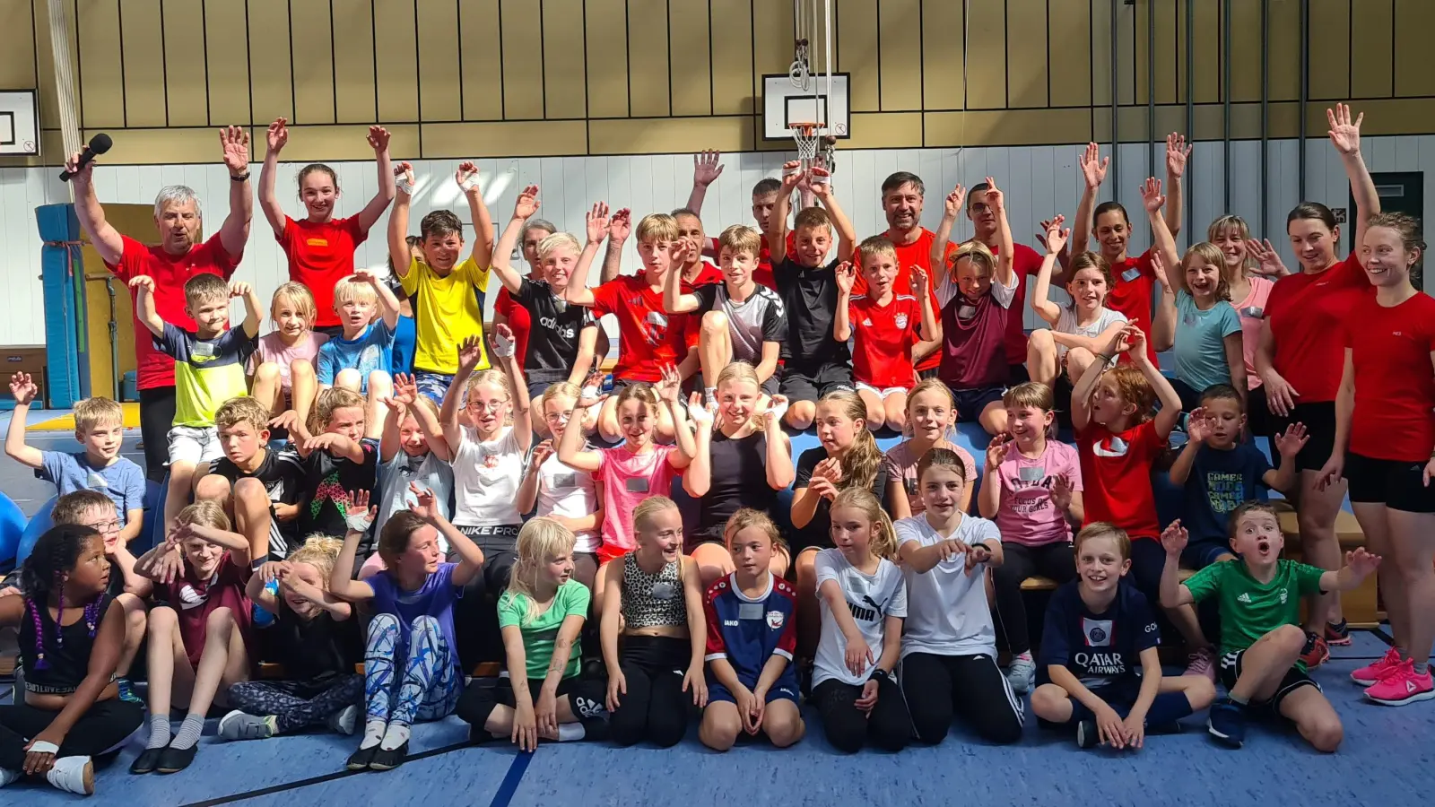 Die Teilnehmer des Ferienprogramms „Ninja Warrior” des TuS Mitterteich mit den Helfern/Trainern. Hinten links der Leiter Martin Ernstberger. (Bild: Thomas Schiffmann)