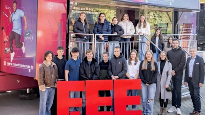 Schülerinnen und Schüler des Ortenburg-Gymnasiums Oberviechtach mit der Vertreterin des Arbeitgeberverbandes sowie F.EE-Geschäftsführer Franz Weinzierl vor dem Info-Truck.  (Bild: Carolin Hampp)