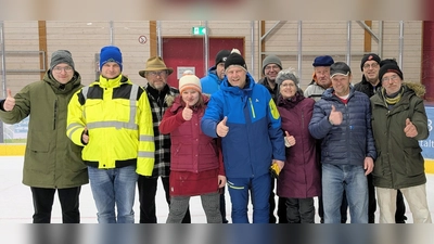 Gemeinsames Training der “Eisstockis“ mit dem Stadtoberhaupt aus Mitterteich. (Bild: Reiner Joas)