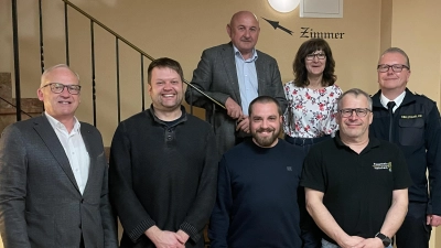 vordere Reihe von links: 1. Bürgermeister Lindner, 2. Kommandant Christian Klier, 1. Kommandant Philipp Gebert, 3. Kommandant Markus Weber<br>hintere Reihe von links: 2. Bürgermeister und HKA-Vorsitzender Georg Götz, 3. Bürgermeisterin Evi Höllerer, Kreisbrandrat Christof Strobl (Bild: Alexander Klier)