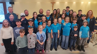 Die jungen Musiker mit ihren Ausbildern und der Vorsitzenden Theresa Bauer (rechts) (Bild: Annemarie Mösbauer)