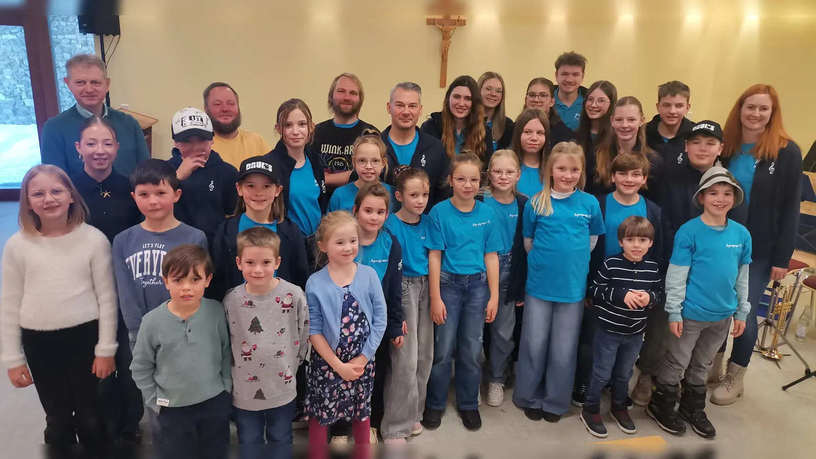 Die jungen Musiker mit ihren Ausbildern und der Vorsitzenden Theresa Bauer (rechts) (Bild: Annemarie Mösbauer)