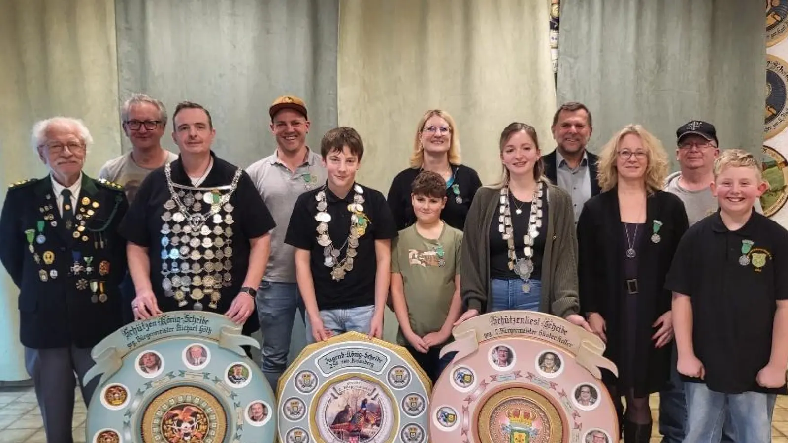 Bildunterschrift v.l.n.r.: 1.Schützenmeister Reinhold Brandl, Manfred Weiß, König Norbert Weidinger, Tobias Pröls, Jugendkönig Tim Pröls, Georg Wirth, Jasmin Suchomel, Lies`l Miriam Mareck, 2.Bürgermeister Günter Koller, Christine Weidinger, Sportleiter Armin Strobel, Mika Weidinger. (Bild: Reinhold Brandl)