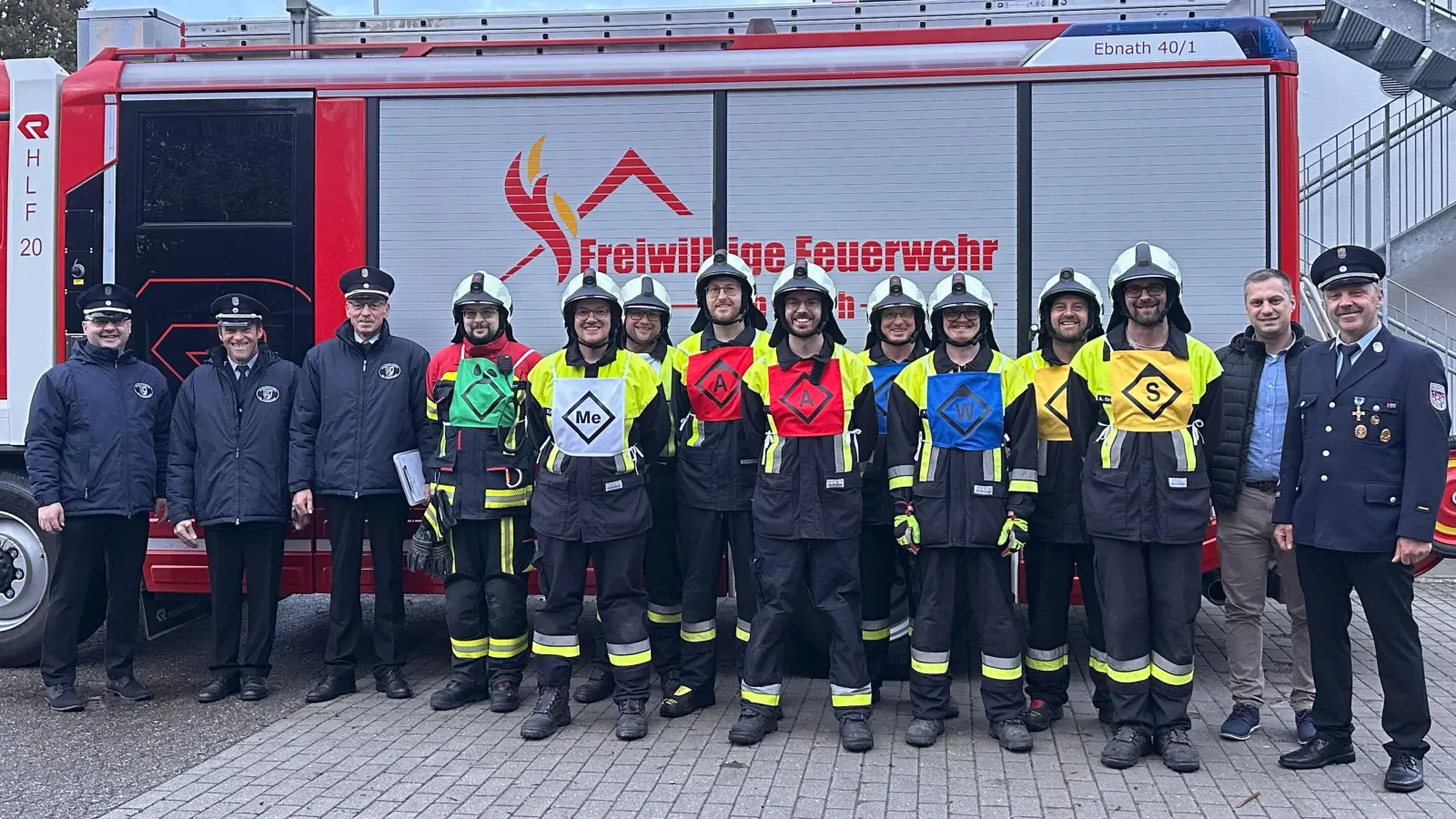 Das Bild zeigt die zur Leistungsprüfung angetretene Gruppe zusammen mit: (v.li) KBM Michael Knott, Ehren-KBM Peter Prechtl, KBM Alois Schindler, Bürgermeister Wolfgang Söllner, Kommandant Gerhard Horn (Bild: Josef Söllner)