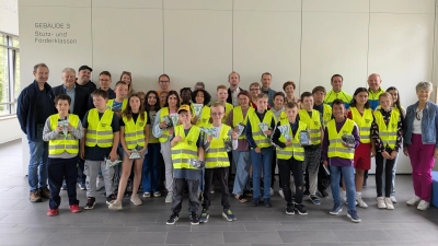 Die Preisträger des SFZ Sulzbach-Rosenberg zusammen mit allen GratulantInnen. (Bild: Uli Radl)