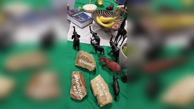 Altarschmuck auf der Flagge Nigerias mit Elementen asu dem Gottesdienst (Bild: Anja Dittmann)