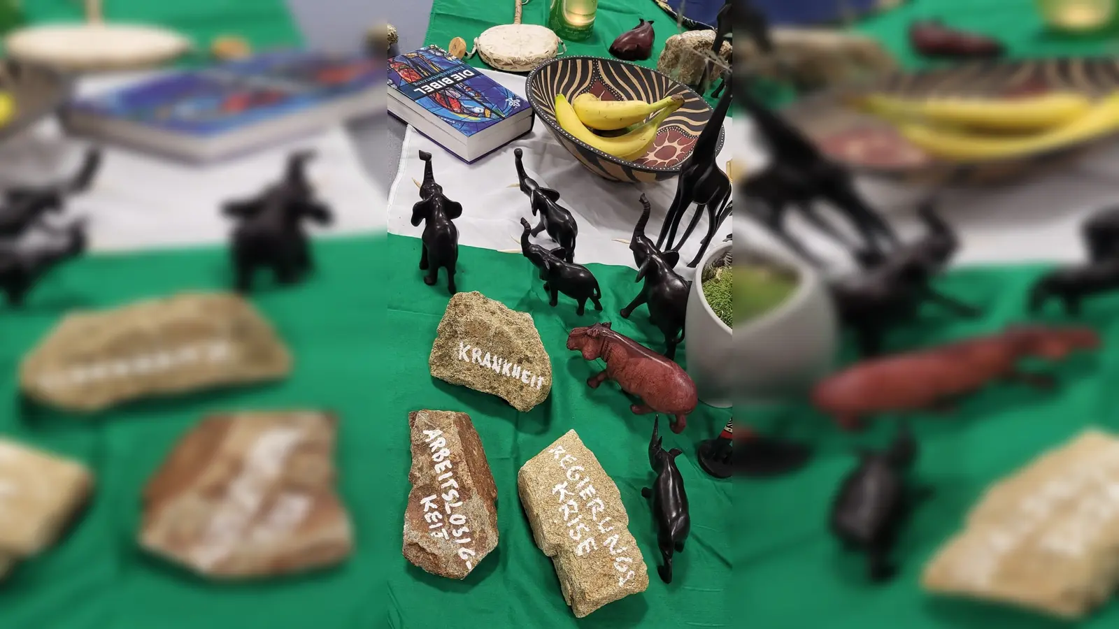 Altarschmuck auf der Flagge Nigerias mit Elementen asu dem Gottesdienst (Bild: Anja Dittmann)