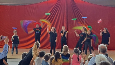 Die Zirkusvorführung machte den Grundschulkindern großen Spaß (Bild: Elfriede Weiß)