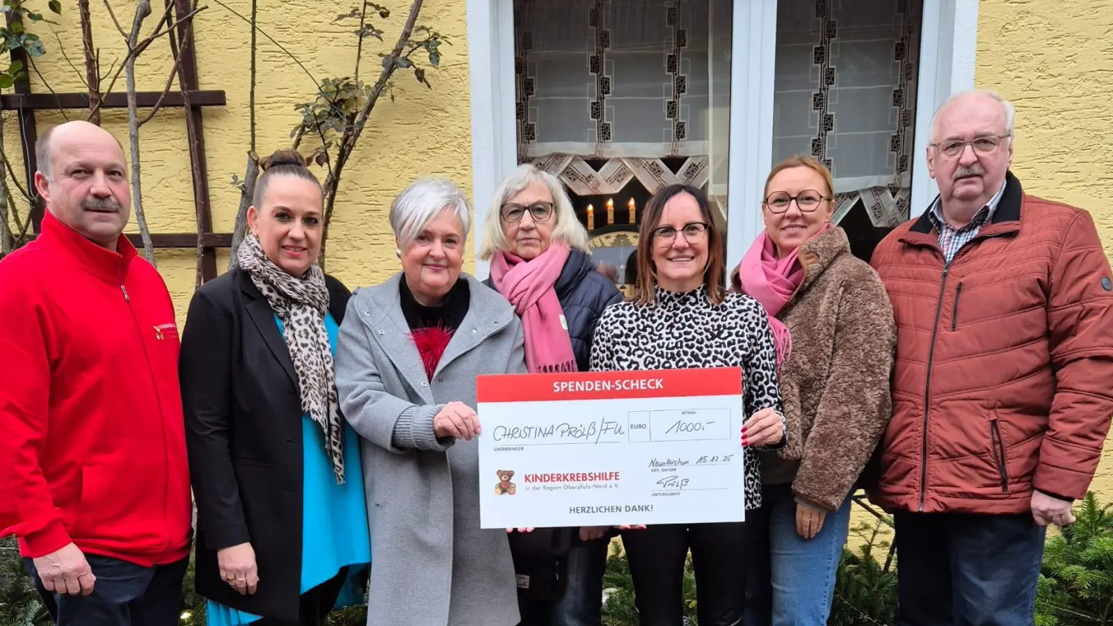 Ein Scheck über 1000 Euro von der Frauenunion Weiden für die Kinderkrebshilfe. (Bild: Dagmar Nachtigall)