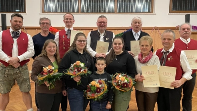 Vorstand Martin Schmid (l.) beglückwünschte zusammen mit Schützenmeister Günter König (r.) die Geehrten. (Bild: Florian König)