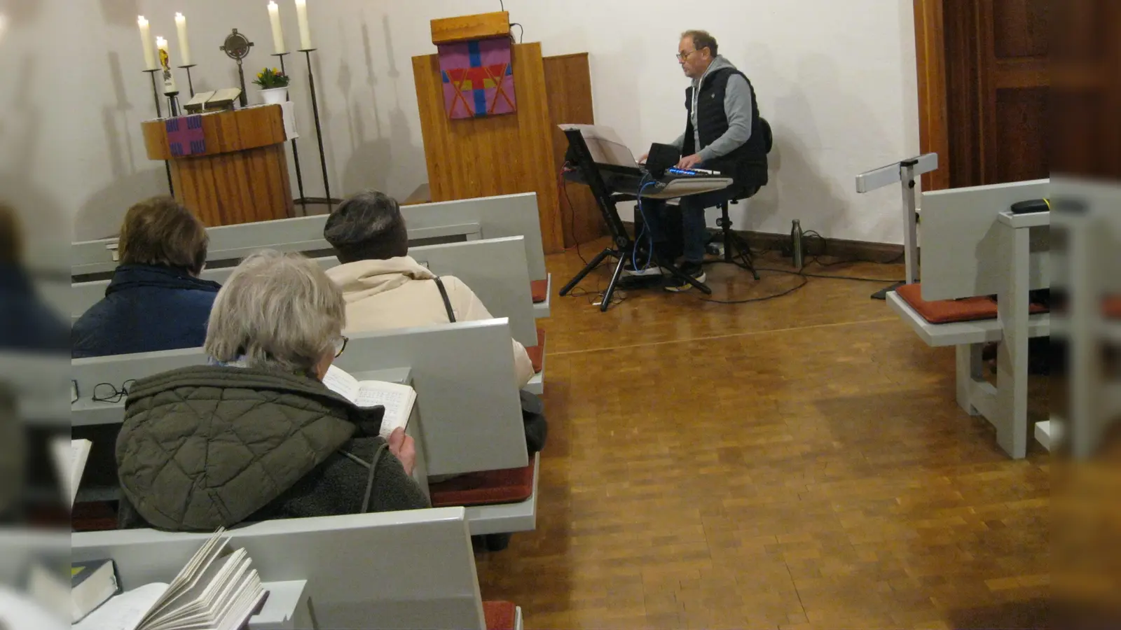 Für das Gelingen der Veranstaltung sorgte Bernhard Götz, der die Sängerinnen und Sänger am Keyboard begleitete. (Bild: Kurt Seibold)