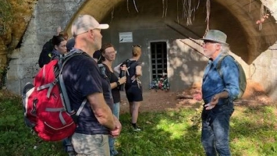 Vor den Doggerstollen auf der Houbirg teilte der ehrenamtlich tätige Hans Treuheit (rechts) Erinnerungen ehemaliger KZ-Häftlinge und deren Angehöriger und warnte vor dem Vergessen der Nazi-Schreckensherrschaft. (Bild: Stefan Dietl)