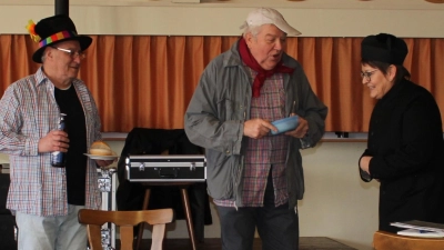 Ehrlich währt am längsten: Das erfuhr „Handwerksbursch” Hans Hofmann (Mitte), als er beim katholischen Pfarrer (Rita Hey) mit einer konfessionellen Schwindelei eine nahrhaftere Essensspende zu schnorren erhoffte. Links sein „Kollege” Dieter Klein. (Bild: Bernhard Piegsa)