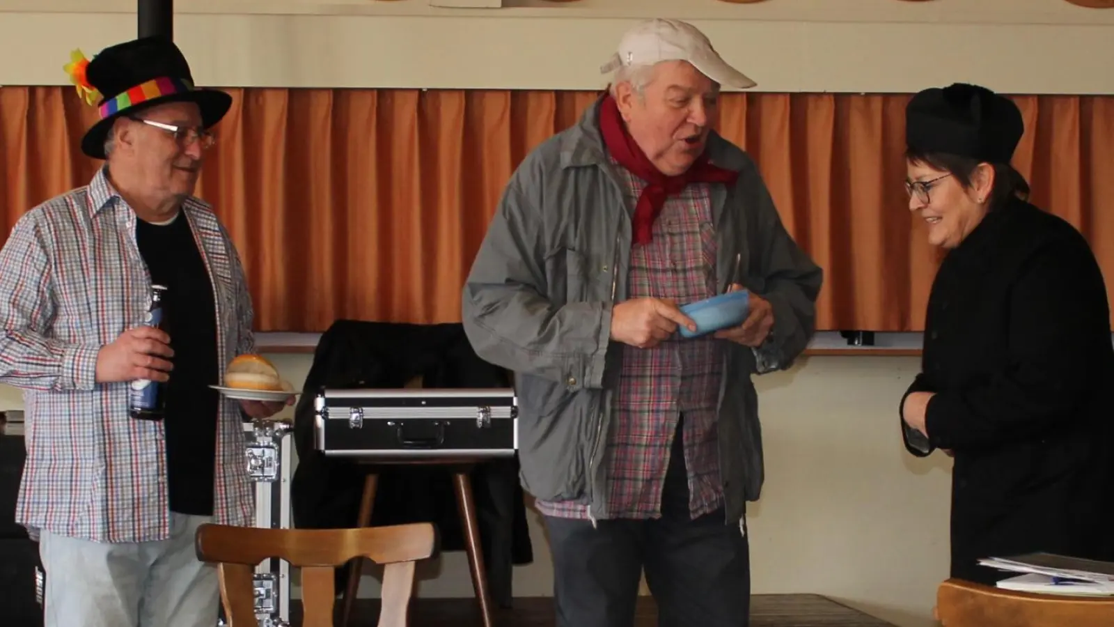 Ehrlich währt am längsten: Das erfuhr „Handwerksbursch” Hans Hofmann (Mitte), als er beim katholischen Pfarrer (Rita Hey) mit einer konfessionellen Schwindelei eine nahrhaftere Essensspende zu schnorren erhoffte. Links sein „Kollege” Dieter Klein. (Bild: Bernhard Piegsa)