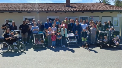 Bei strahlendem Sonnenschein startet die UPW Familienwanderung. (Bild: Andreas Bergler )