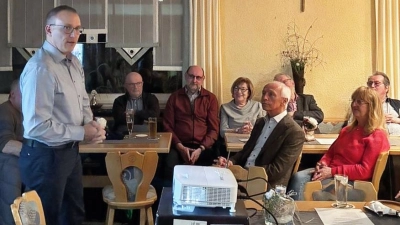 Der 1. Vorsitzende Bastian Roth bei der Jahreshauptversammlung des FGV Neusorg. (Bild: Carolin Dumler)