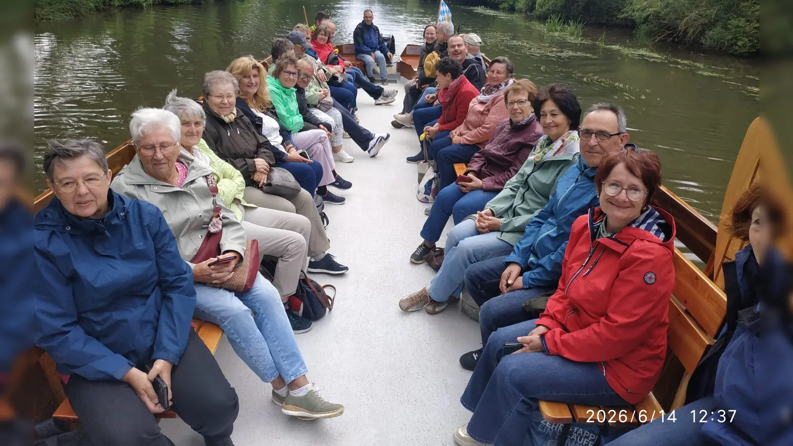 Der KDFB Waldthurn auf Plättenfahrt auf der Vils (Bild: Josef Kick)