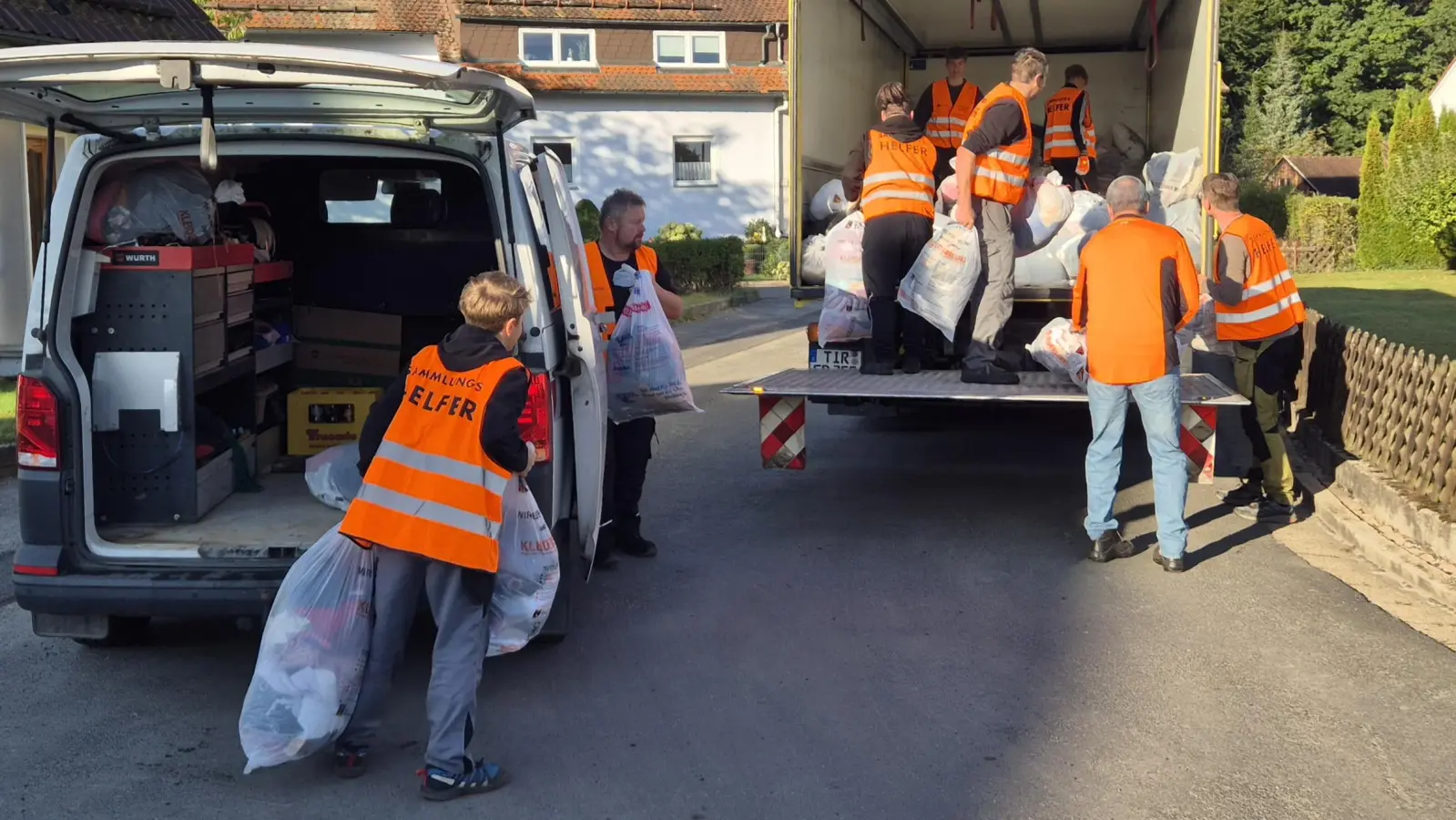 Im Bild: Die ehrenamtlichen Helfer der Kolpingsfamilie Friedenfels beim Verladen der prall gefüllten Sammelsäcke. (Bild: Reiner Gärtner)