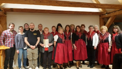 Der Chor feiert heuer 50-jähriges Bestehen: Bild: rechts im Dirndl. Non links:Voritzender Markus Frank, die beiden Referentinnen Martina Zanner und Antje Grüner, Zweiter Vorsitzender und Hüttenwart Marcel Jungmann, Ehrenvorsitzende Ingrid Leser, geehrt für 50Jahre Mitgliedschaft, dahinter Norbert Giesbacher vom Hauptverein.  (Bild: Marion Rösch)