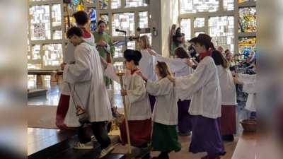 Mit einer Polonaise zogen die Ministranten ein. (Bild: Regina Probst)