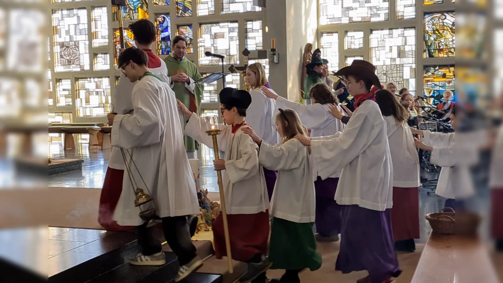 Mit einer Polonaise zogen die Ministranten ein. (Bild: Regina Probst)