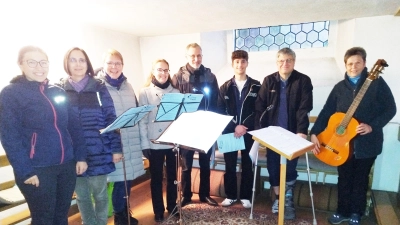 Der Chor „Cant Art” unter Leitung von Elisabeth König (rechts) beleitete die Taizé Andacht mit den passenden Liedern.  (Bild: Harald Puckschamel)