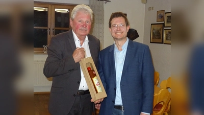 Hans Forster bedankte sich bei Dr. Thomas Reithmeier (Bild: Hans Forster)