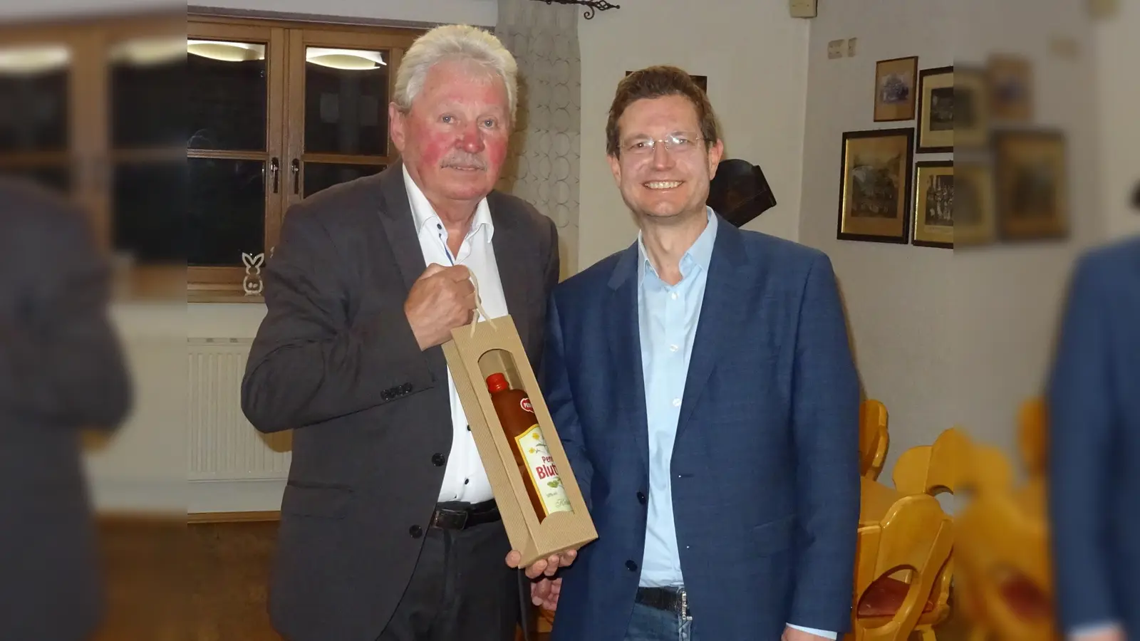 Hans Forster bedankte sich bei Dr. Thomas Reithmeier (Bild: Hans Forster)