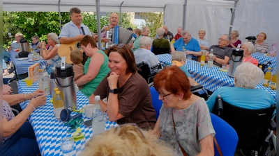 Eine fröhliche Gesellschaft feierte am Mittwoch im Seniorenwohnheim „Am Reiserwinkel“ das diesjährige Sommerfest. Dazu gab es einen Geburtstag von Barbara Scherm. (Bild: Fred Lehner)