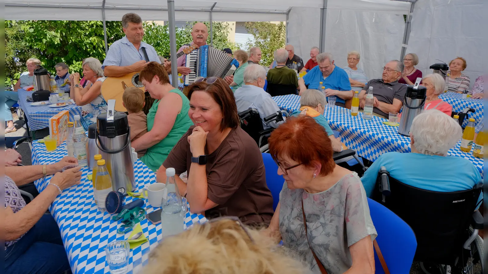 Eine fröhliche Gesellschaft feierte am Mittwoch im Seniorenwohnheim „Am Reiserwinkel“ das diesjährige Sommerfest. Dazu gab es einen Geburtstag von Barbara Scherm. (Bild: Fred Lehner)