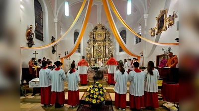 Die Feier der Osternacht in St. Dionysius Neunkirchen mit unserer Mini-Schar. (Bild: Beate Suttner)