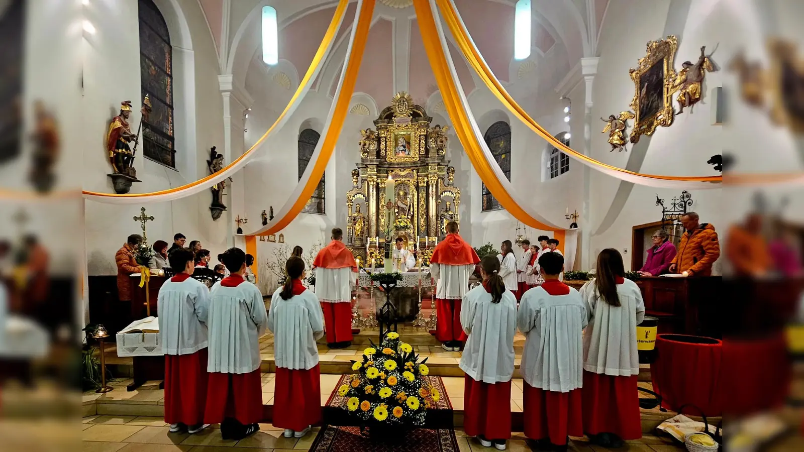 Die Feier der Osternacht in St. Dionysius Neunkirchen mit unserer Mini-Schar. (Bild: Beate Suttner)